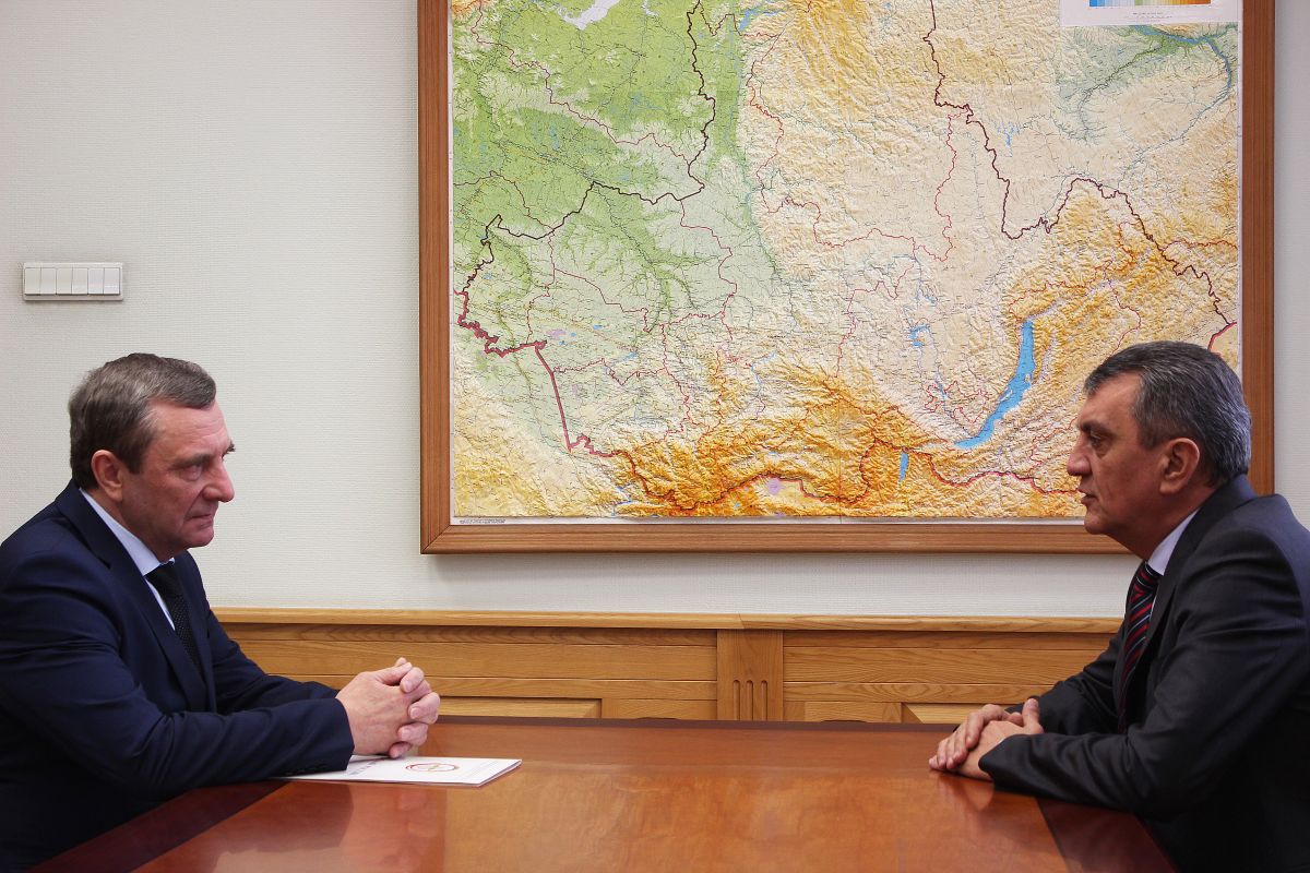 Председатель ДОСААФ России Александр Колмаков провел рабочую встречу с полпредом президента РФ в СибФО Сергеем Меняйло